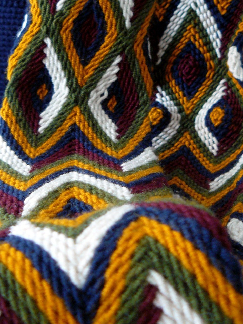 Shoulder strap of the dark blue and mustard woven shoulder bag with tassels and beads Palmazul Beachwear Wayuu Mochila