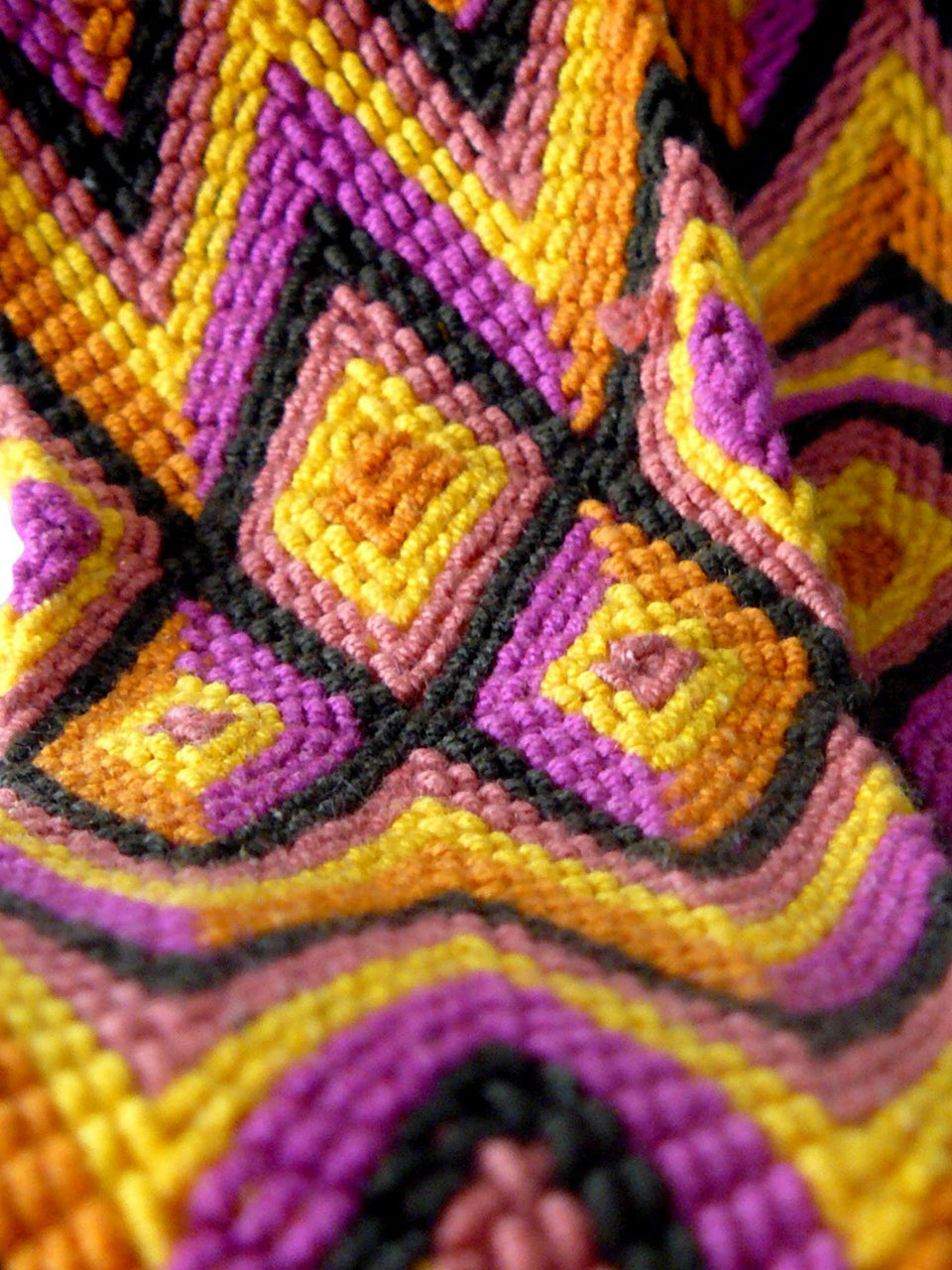 Shoulder strap of the pink woven shoulder bag with tassels and beads Palmazul Beachwear Wayuu Mochila