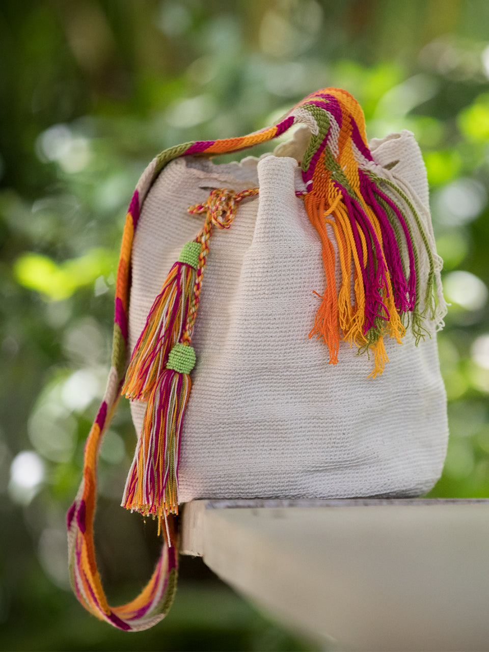 White woven shoulder bag with tassels and beads Palmazul Beachwear Lifestyle Wayuu Mochila